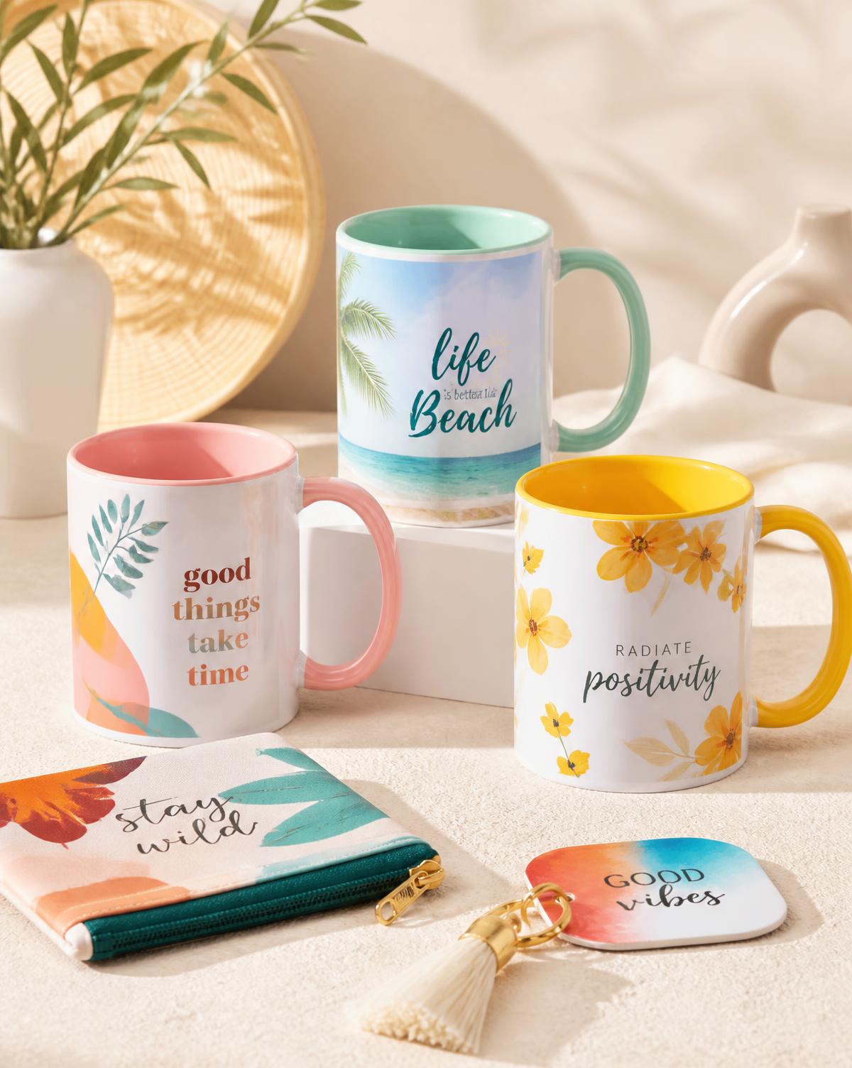 Tazas y accesorios personalizados mediante sublimación sobre fondo claro